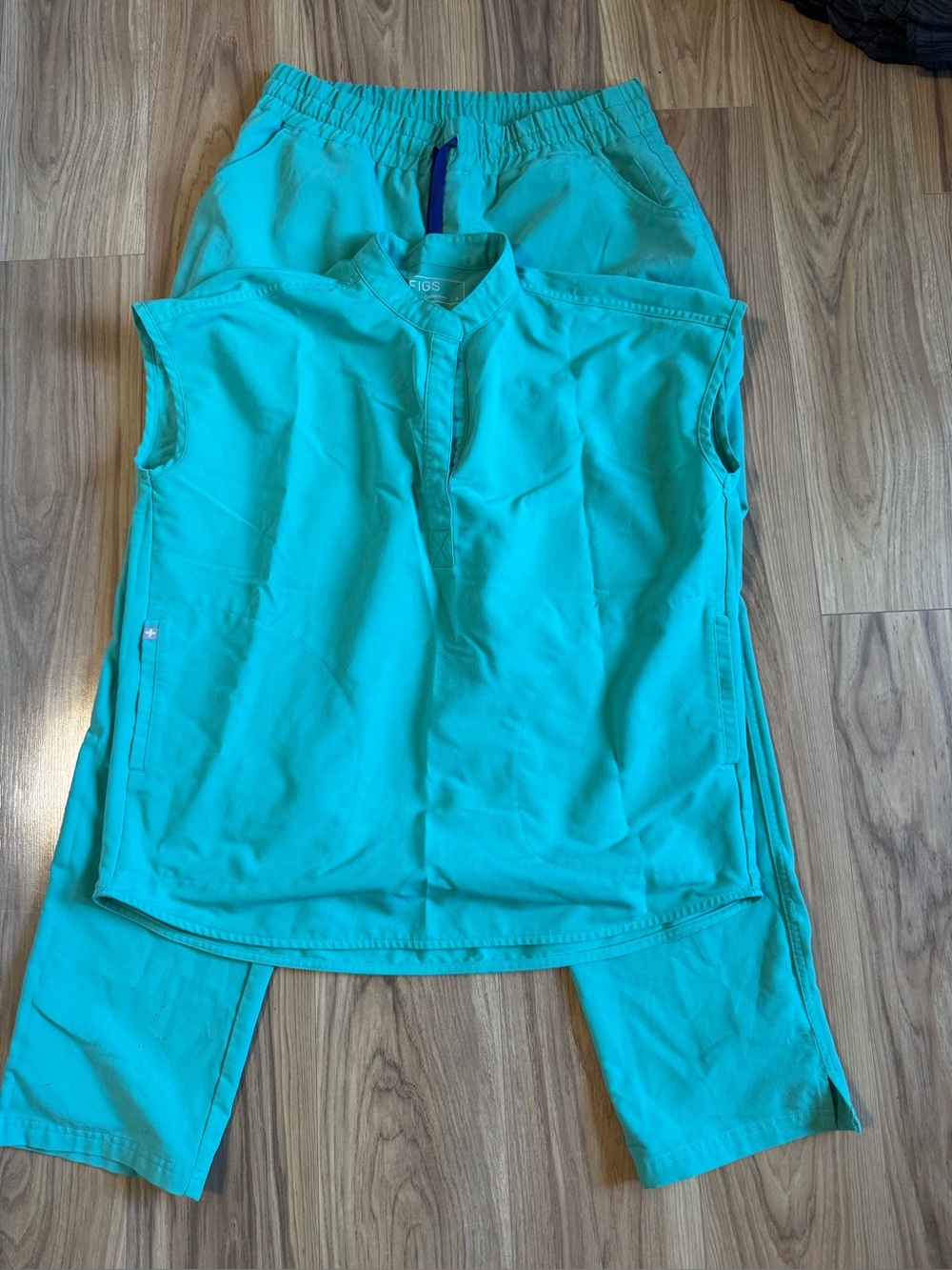 Figs surgical green Sleeveless Scrub Tunic & Pants Set
